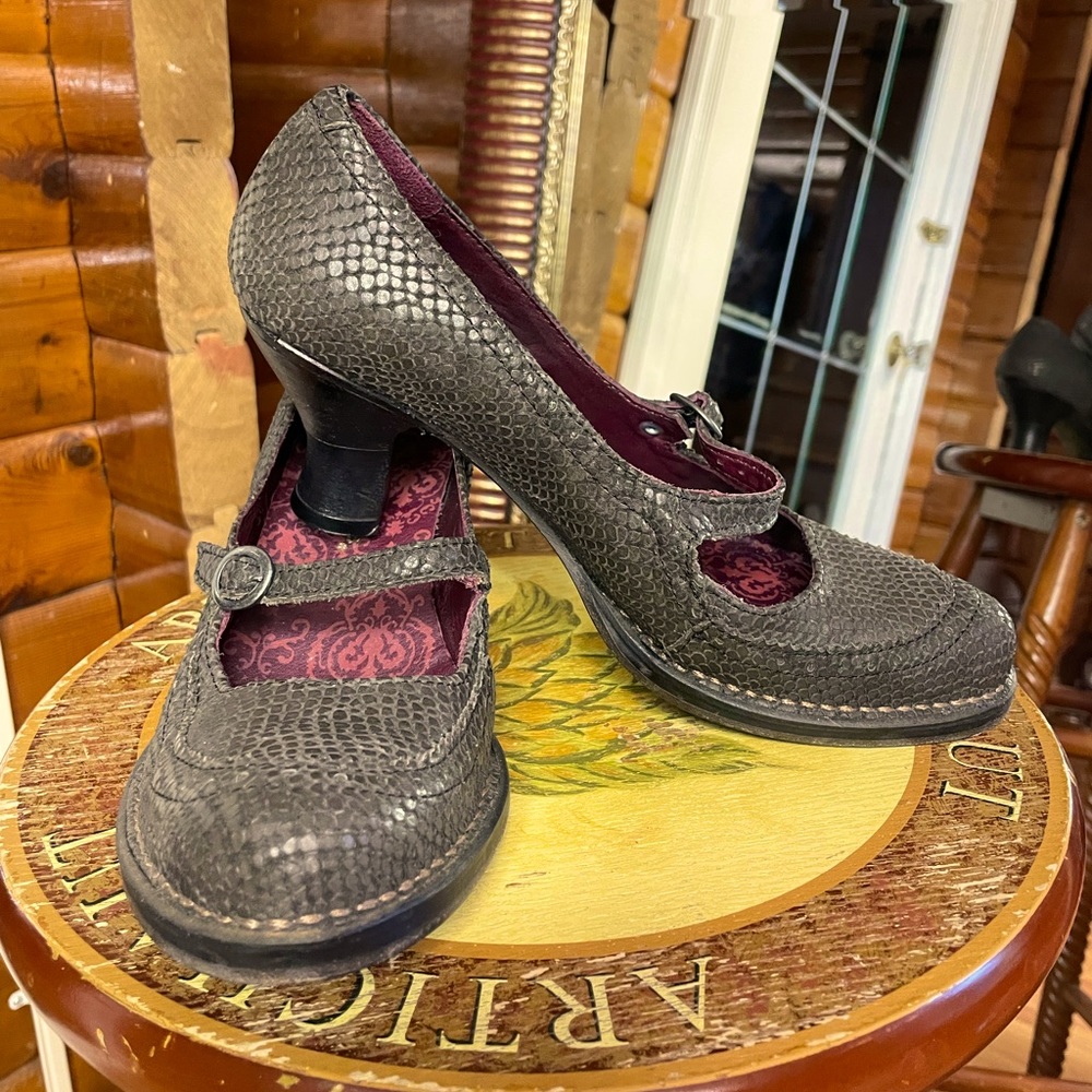 Neosens Leather Textured Mary Jane Heels Size 8.5